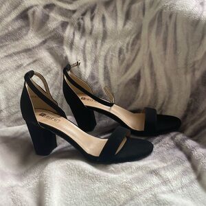 Brand:IDIFU

Color: Black

Size:7.5